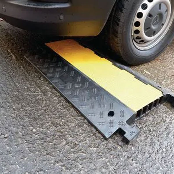 Heavy Duty Outdoor 5 Channel Cable Protector Rubber Ramp 6 Tonne Capacity